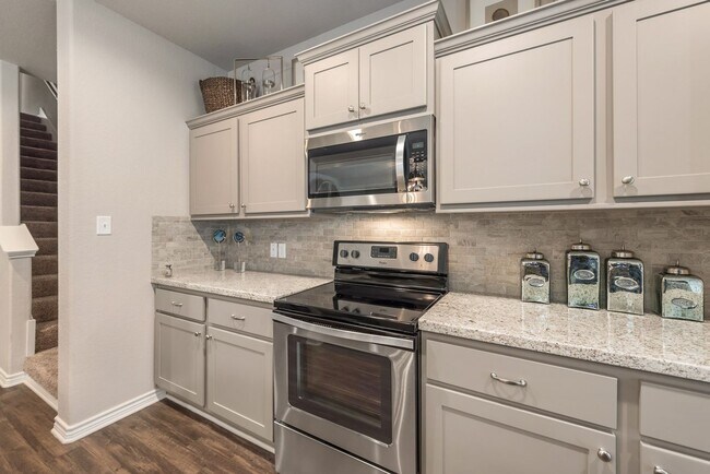 Building Photo - Well Appointed Townhomes with Fenced Backy...