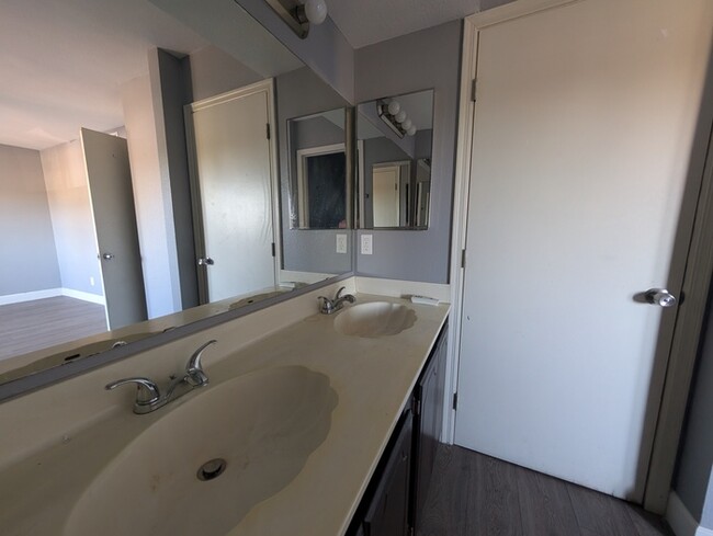 Building Photo - Los Prados Townhome with in unit laundry