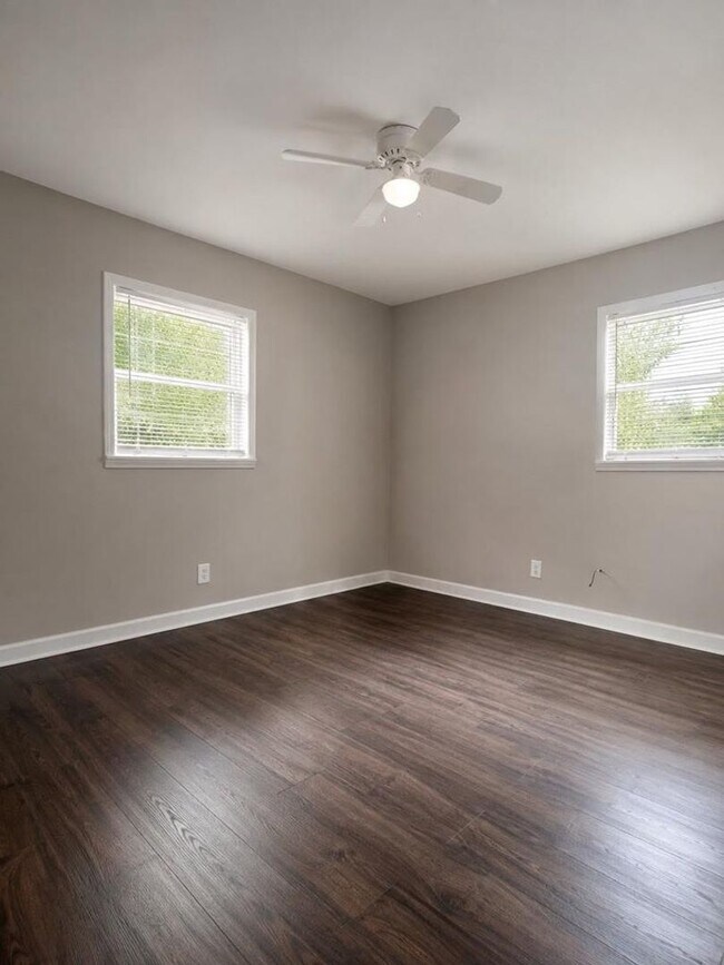 Building Photo - 220 Ebony Ln