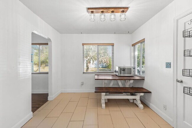 Building Photo - "Charming 3-Bed, 2-Bath Oasis in the Heart...