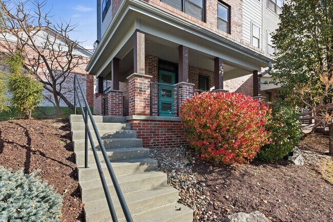 Building Photo - Stylish Midtown townhouse with stunning city views!