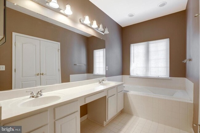 Building Photo - 4527 English Holly Dr