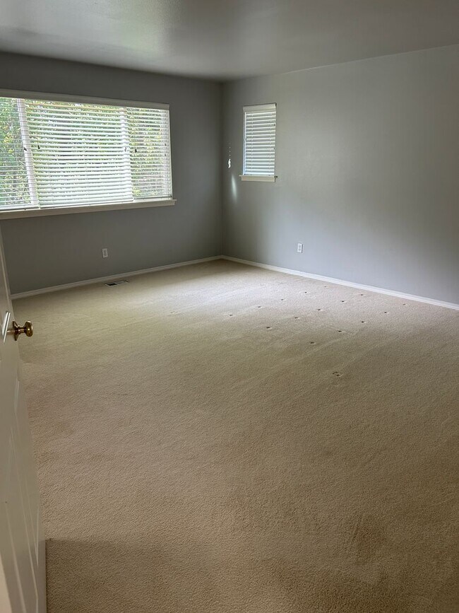 Building Photo - 4Bd/2.75Ba Bellevue Home