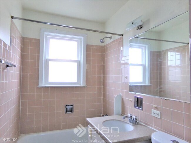 Building Photo - 9056 Lamon Ave