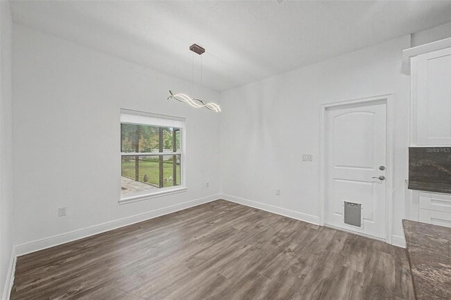 Building Photo - 606 Royal Crest Dr