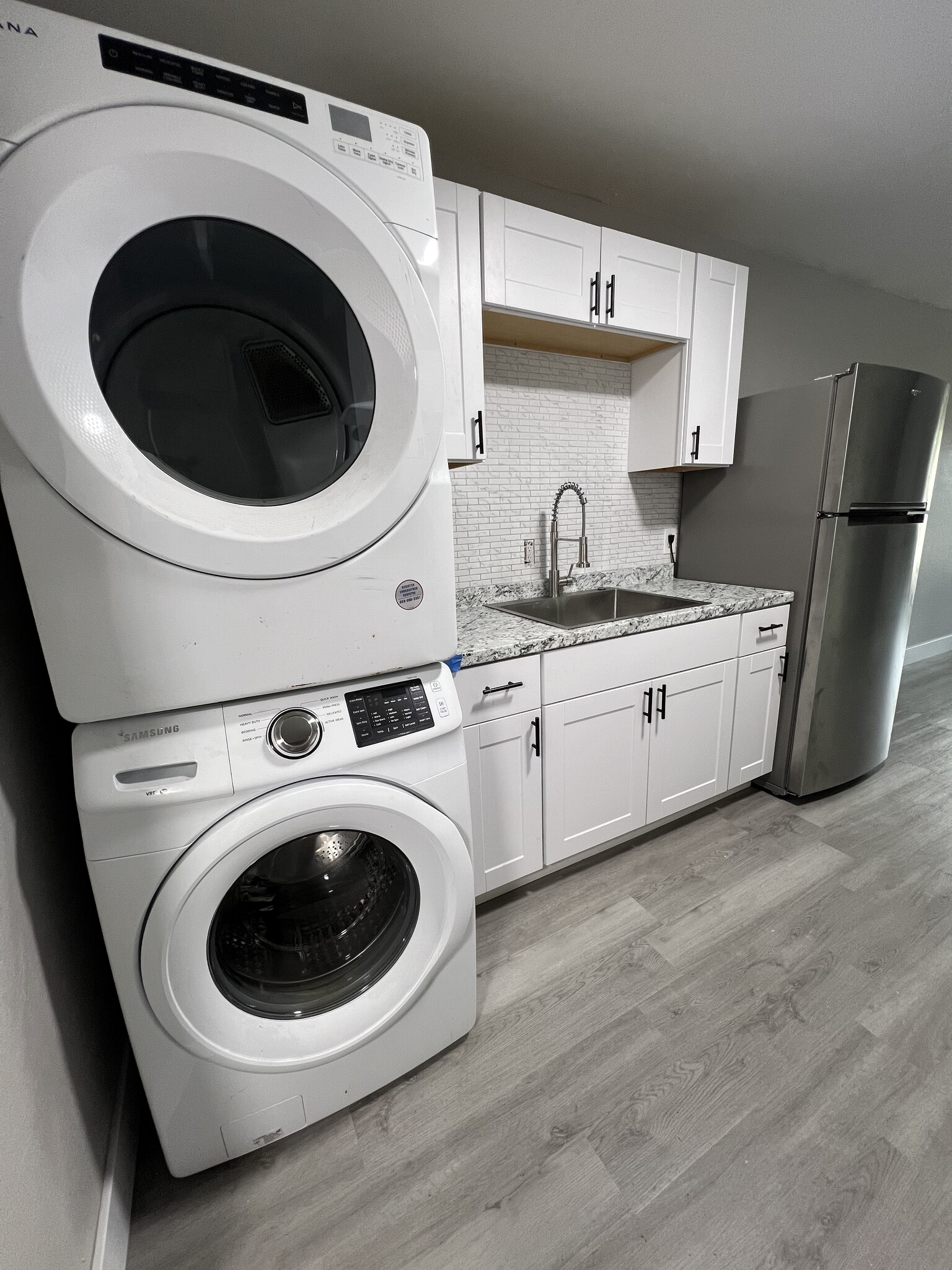Kitchen w/Washer & Dryer in unit - 6412 Diamond St