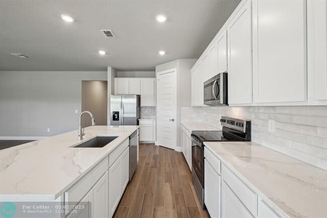 Building Photo - 9041 Dahlia Cir