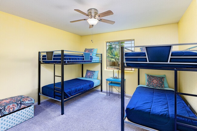 Building Photo - 3161 Newport Dr