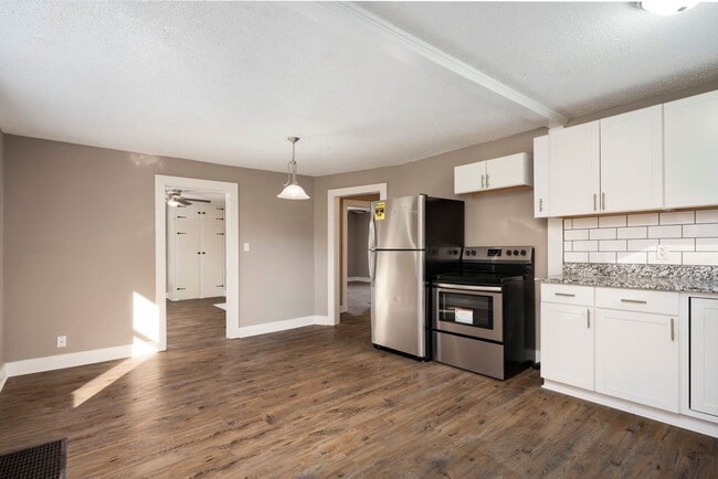 Building Photo - 2 Bedroom Home For Rent Near The Old Train Station!