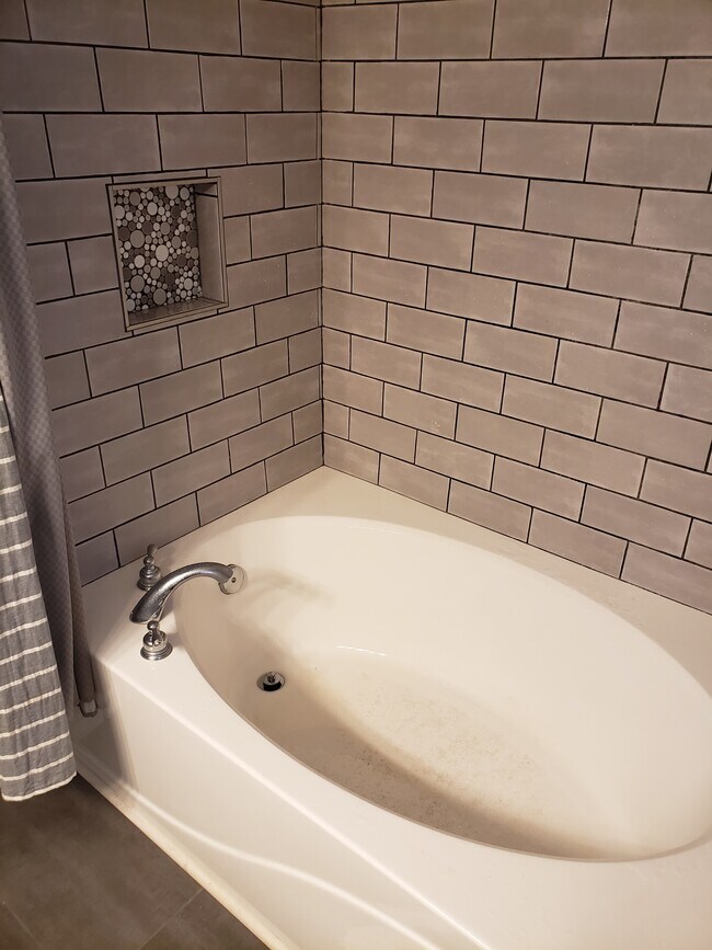 Large garden tub in master bedroom with shower - 820 Laramie Ct