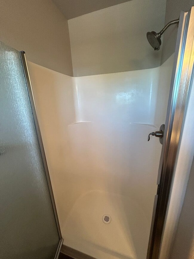 Building Photo - Townhouse for Rent in Anderson CA | Garage, Fenced Yard, Modern Upgrades