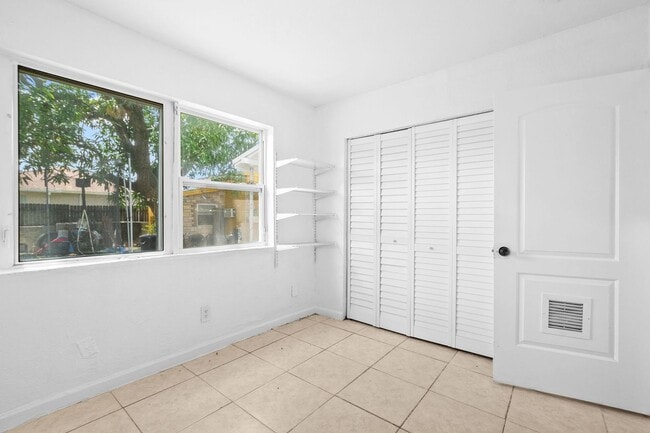 Building Photo - Charming 3-Bedroom Home in Miami - Comfortable Living in a Prime Location