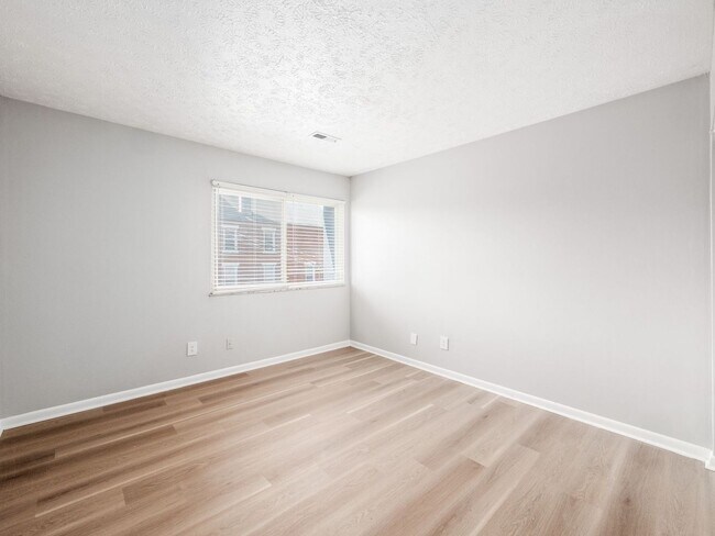 Building Photo - 105 W 8th Ave