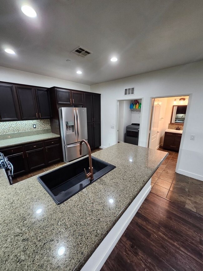 Building Photo - Beautiful two-story townhouse in Fontana G...
