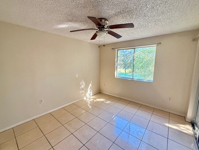 Building Photo - SPACIOUS 2/2 WITH SPLIT FLOOR PLAN WITH BALCONY ACCESS!