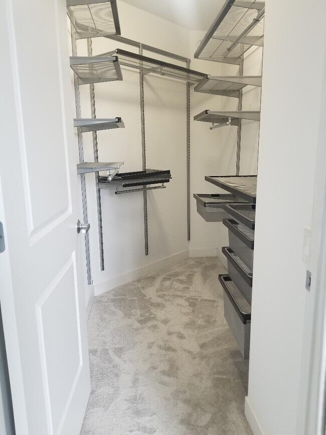 Building Photo - Extra Spacious Corner 1 Bed Condo set in Chicago's Desirable West Loop Neighborhood! Ready 6/1!