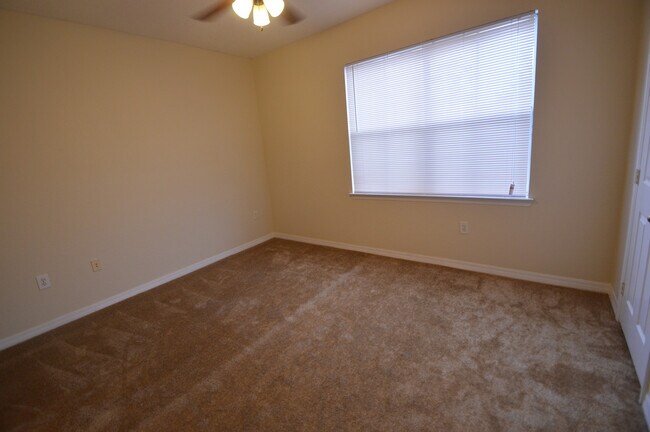 Building Photo - TAMPA: 2 bed/ 2bath condo on 2nd floor in ...