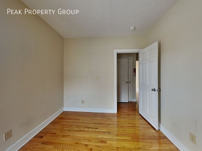 Building Photo - 1393 Indianola Ave