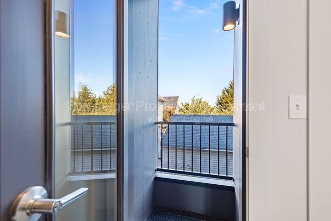 Building Photo - 1860 N Hamilton St