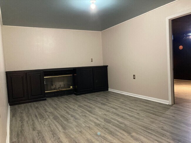 Building Photo - **Backyard offers County Setting in City L...