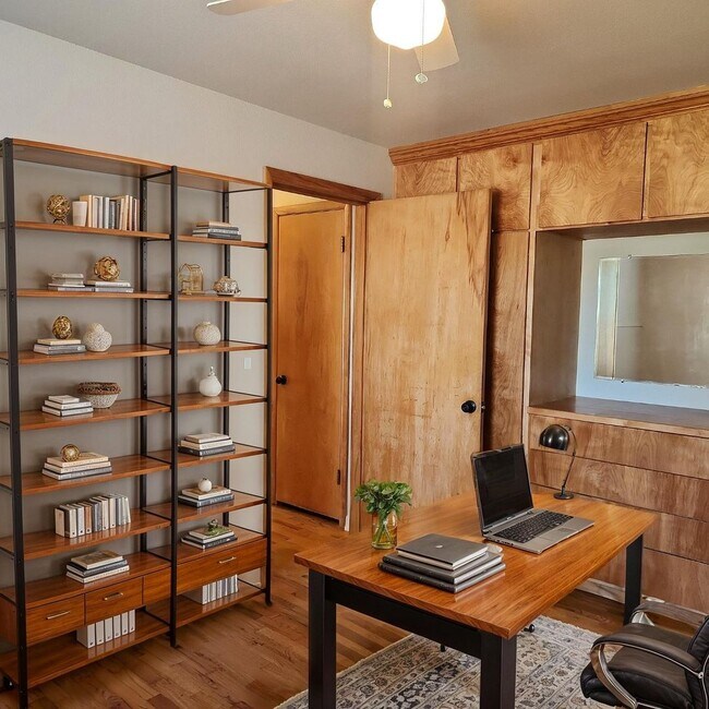 Building Photo - 911 W Leola St