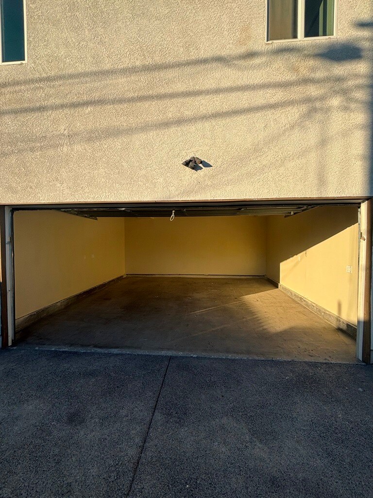 Building Photo - 214 E 101st St