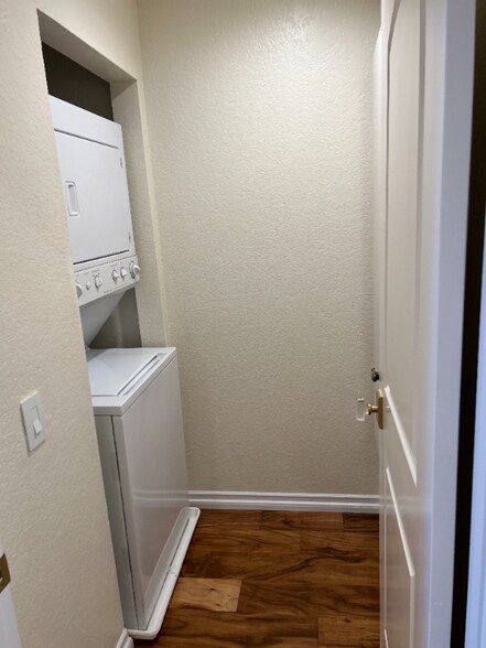 Building Photo - 2601 S Broadmoor Dr