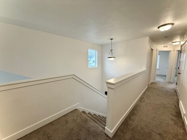 Building Photo - Beautiful SLC Town Home Available Now