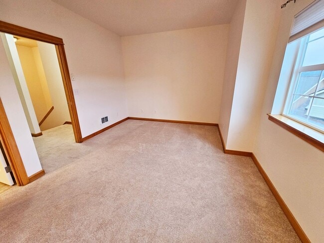 Building Photo - Lovely 2 Bedroom Townhouse Within Walking Distance to Historic Downtown Poulsbo