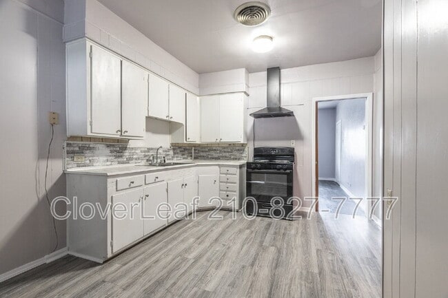 Building Photo - 3402 W Travis St