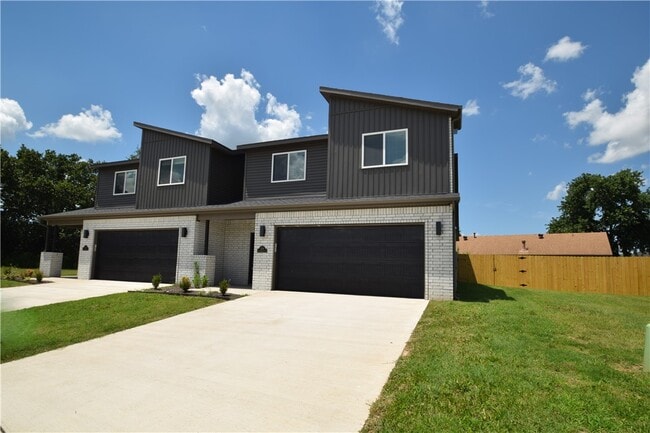 Building Photo - 704 Sun Meadows Loop
