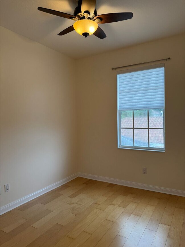 Building Photo - Lakeside Luxury Living in Island Walk – 3B...