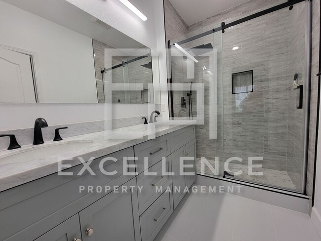 Building Photo - Beautifully Updated 2/2 with 2 Car Garage,...