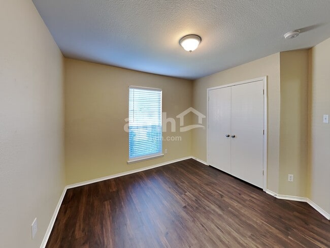 Building Photo - 106 Logan Ln