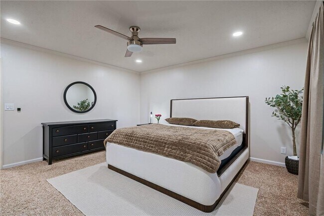 Building Photo - 10965 Pinehigh Dr