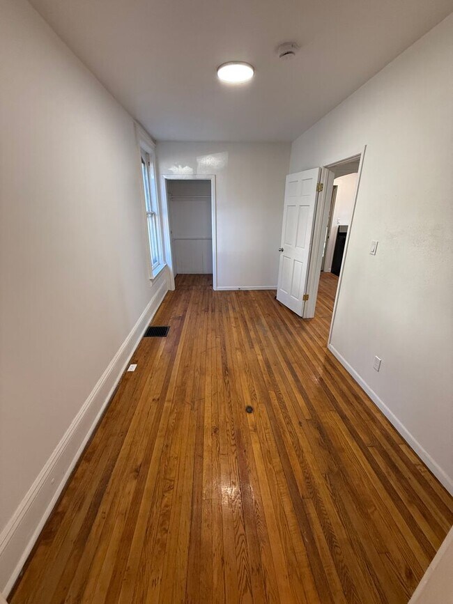 Building Photo - 584 Mt Vernon St