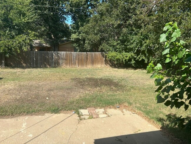Building Photo - 2211 Granada Dr