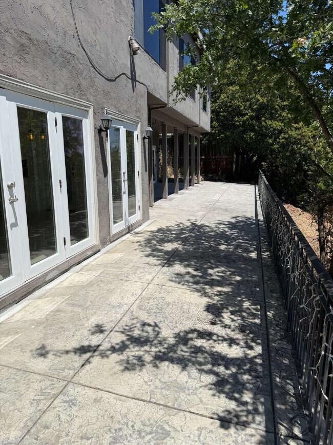 Building Photo - "Charming 2-Bedroom Retreat with Granite Accents & Gleaming Hardwood Floors in Lafayette!"
