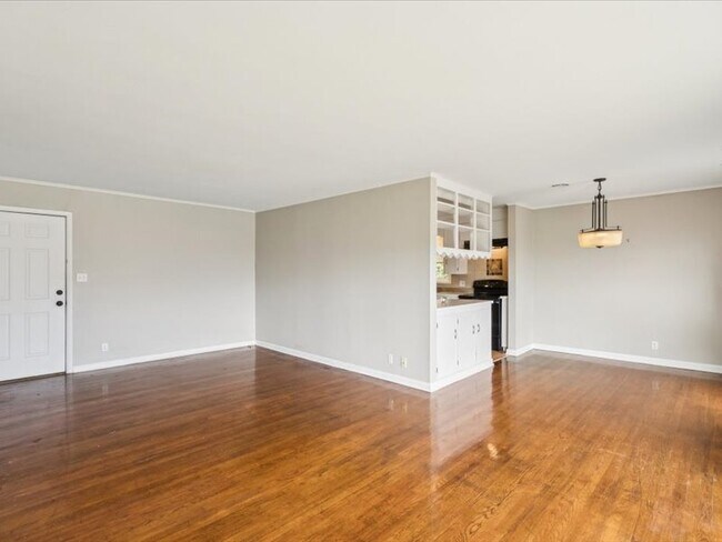 Building Photo - 2607 S Maplewood Ave