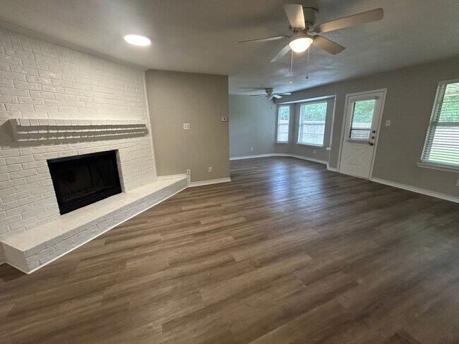 Building Photo - 1900 Sq Feet of Living Space