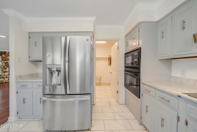 Building Photo - 205 Sunset Ln