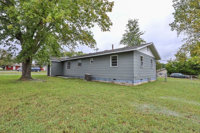 Building Photo - Newly Remodeled | 3 Bedroom | 1 Bathroom |...