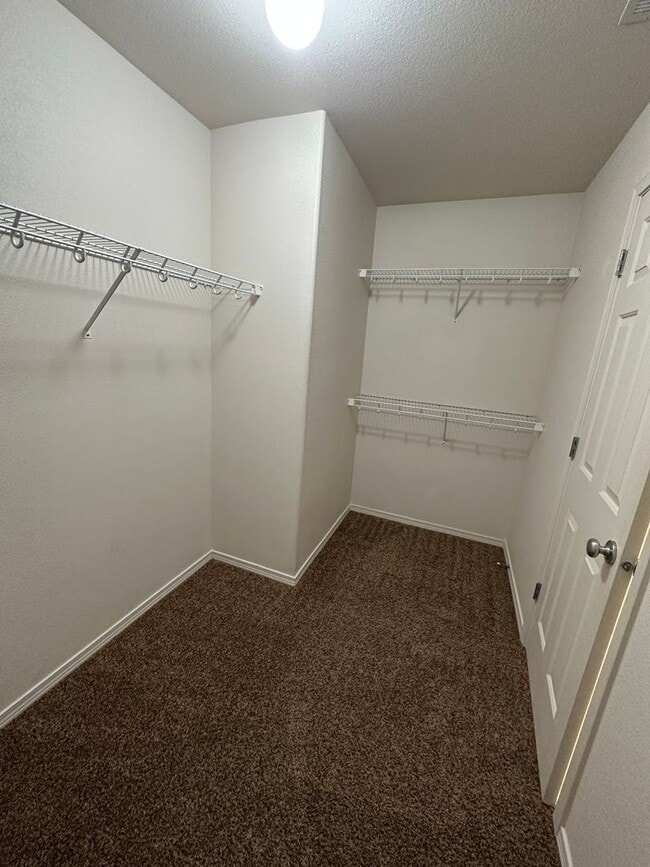 Building Photo - Spacious 2 bed/2.5 bath with bonus room townhome off Road 68