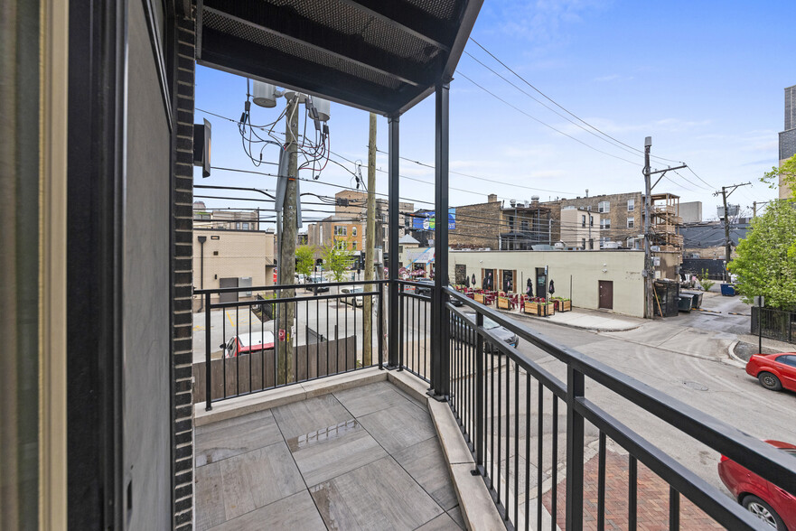 Building Photo - 1050 W Cornelia Ave