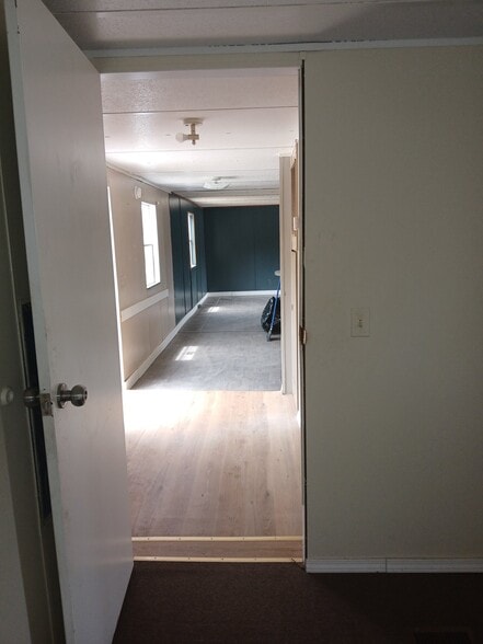 Building Photo - 300 Country Springs Dr