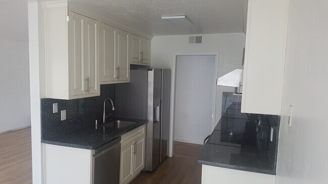 Building Photo - 181 Del Medio Ave