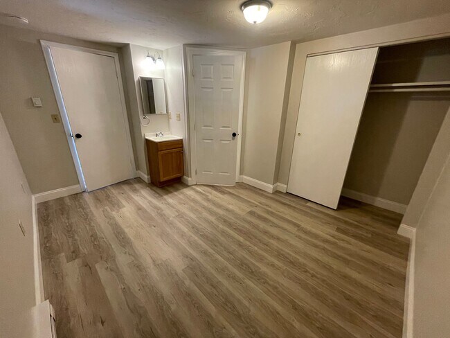 Building Photo - 185 N Main St