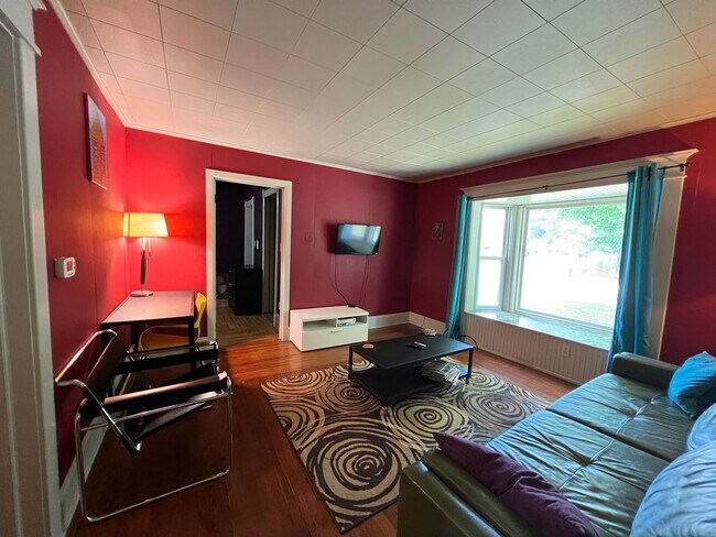 Building Photo - Lovely Furnished Home Available September ...