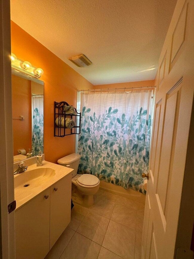 Building Photo - 707 NW Floresta Dr