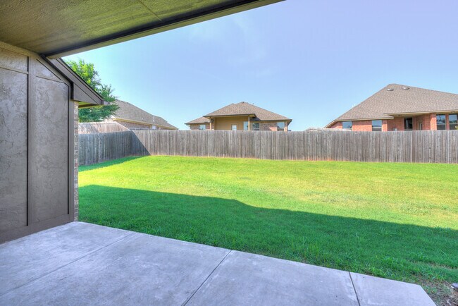 Building Photo - 1713 Pinewood Dr